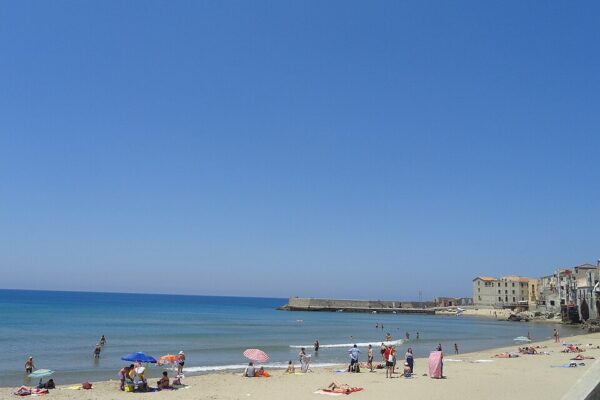 Spiaggia in Sicilia — Wikimedia Commons CC
